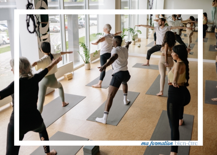 Cours collectif en studio de yoga